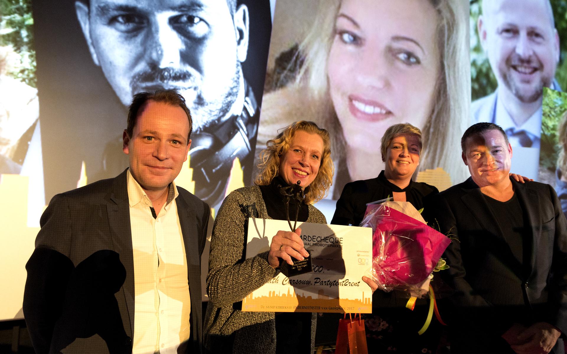 Wethouder Joost van Keulen, winnares Judith Carsouw, Christa Bollegraaf (organisatie) en Marco Beukeveld (winnaar van vorig jaar). Foto: Peter Wassing