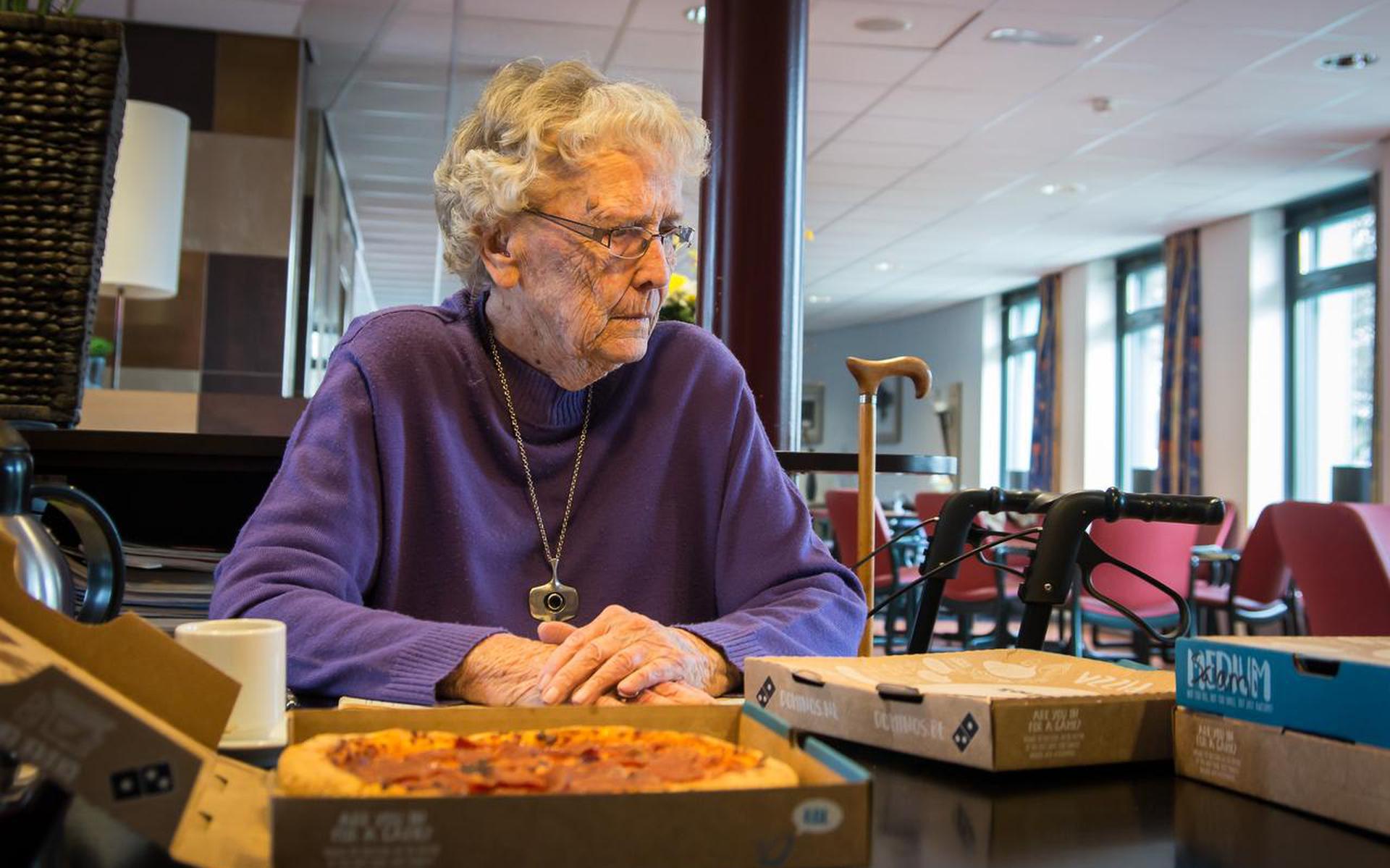 Bewoner van de Vondelflat eet een protestpizza. Foto Matthijs Sorgdrager