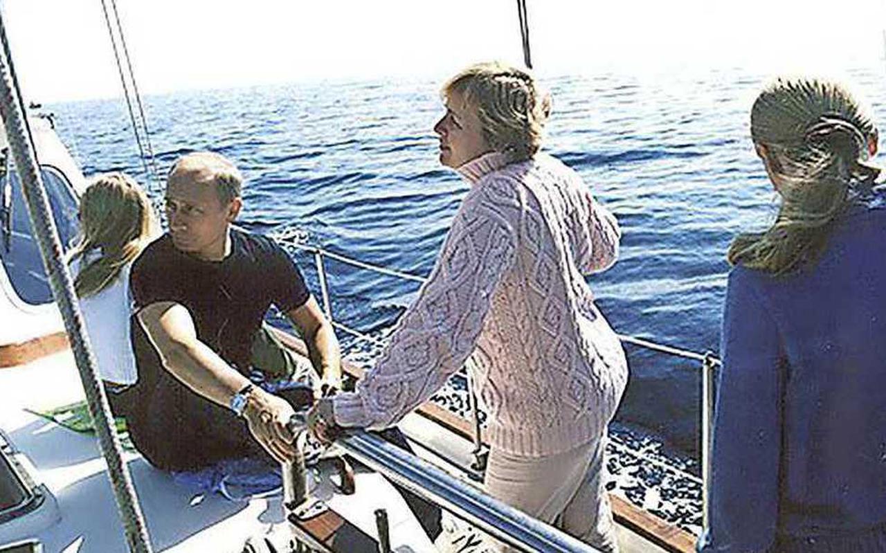 Een vakantiefoto van de familie Poetin uit 2002: (v.l.n.r.) Katerina, Vladimir, Lyudmila en Maria.