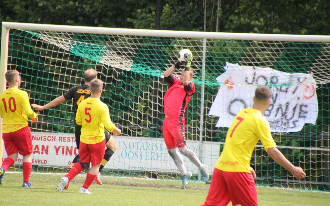 Door sterk keeperswerk van Jordy Tent (24) bleef Sc Angelslo zaterdagmiddag in de finale van de nacompetitie dubbele cijfers bespaard. Door sterk keeperswerk van Jordy Tent (24) bleef Sc Angelslo zaterdagmiddag in de finale van de nacompetitie dubbele cijfers bespaard.