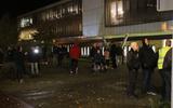 Steeds meer mensen verzamelden zich bij het politiebureau in Hoogeveen, waar Jan Huzen en zijn medeactievoerder worden vastgehouden.