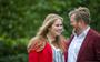 Koning Willem-Alexander leidt kroonprinses Amalia een dag na haar verjaardag binnen in de Raad van State.