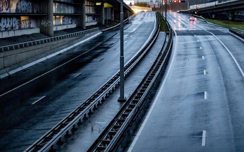 Vrachtwagen gekanteld bij Rotterdam, A20 tot 17.00 uur afgesloten. Vrachtwagen gekanteld bij Rotterdam, A20 tot 17.00 uur afgesloten.