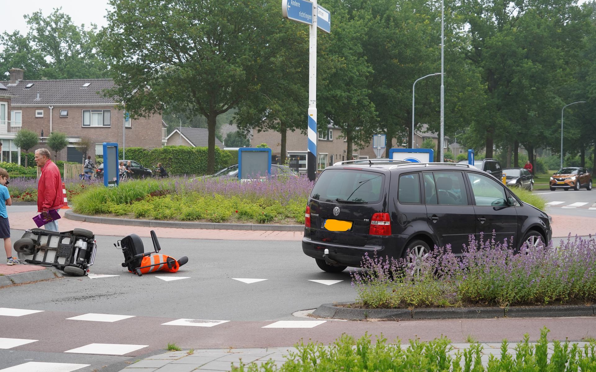 Auto schept scootmobiel op rotonde in Roden. Bestuurder raakt gewond - Dagblad van het Noorden