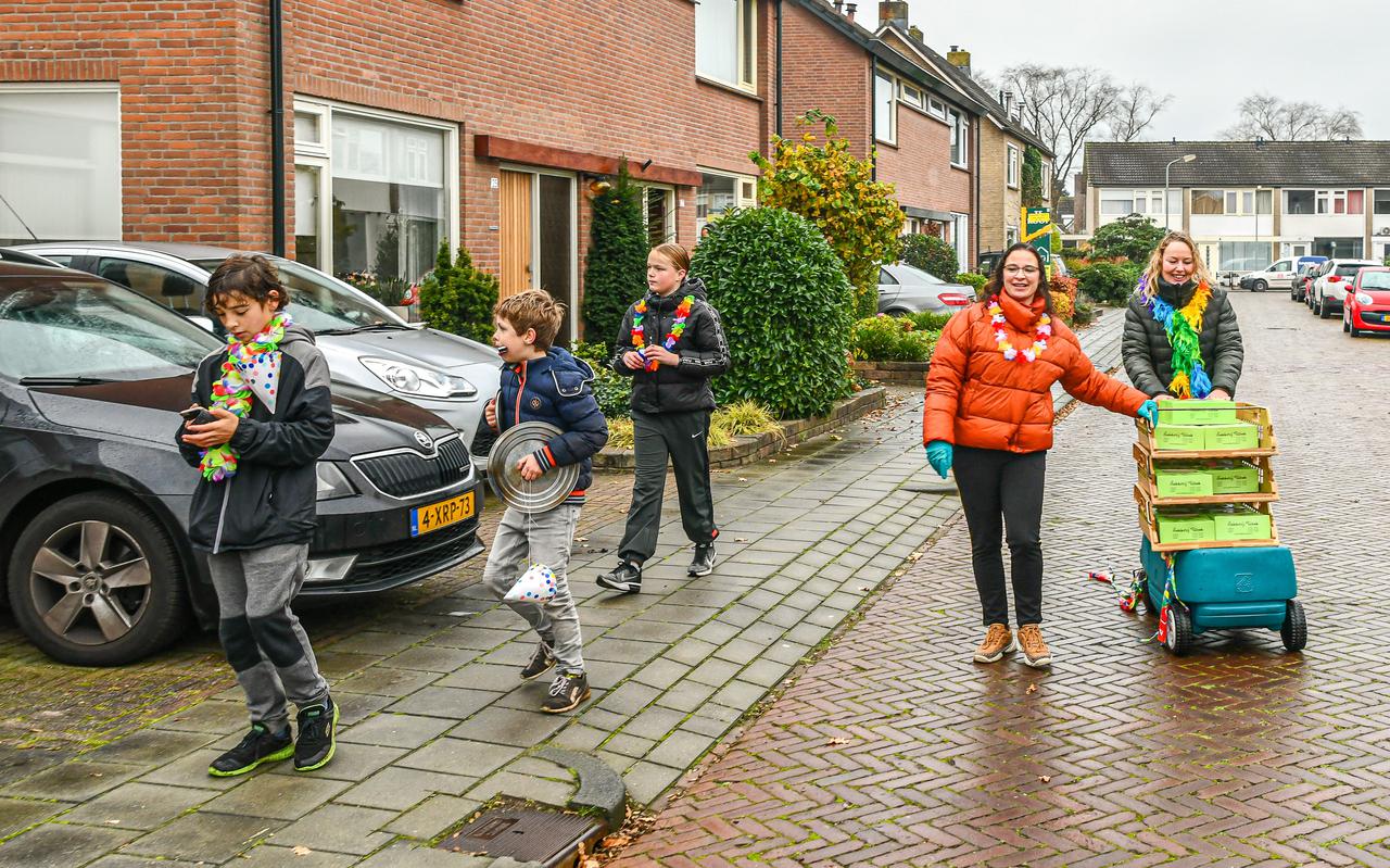 Natasja Seraus en Gerriët Koning (rechts) brengen samen met een paar kinderen taarten rond in de Frans Halsstraat.