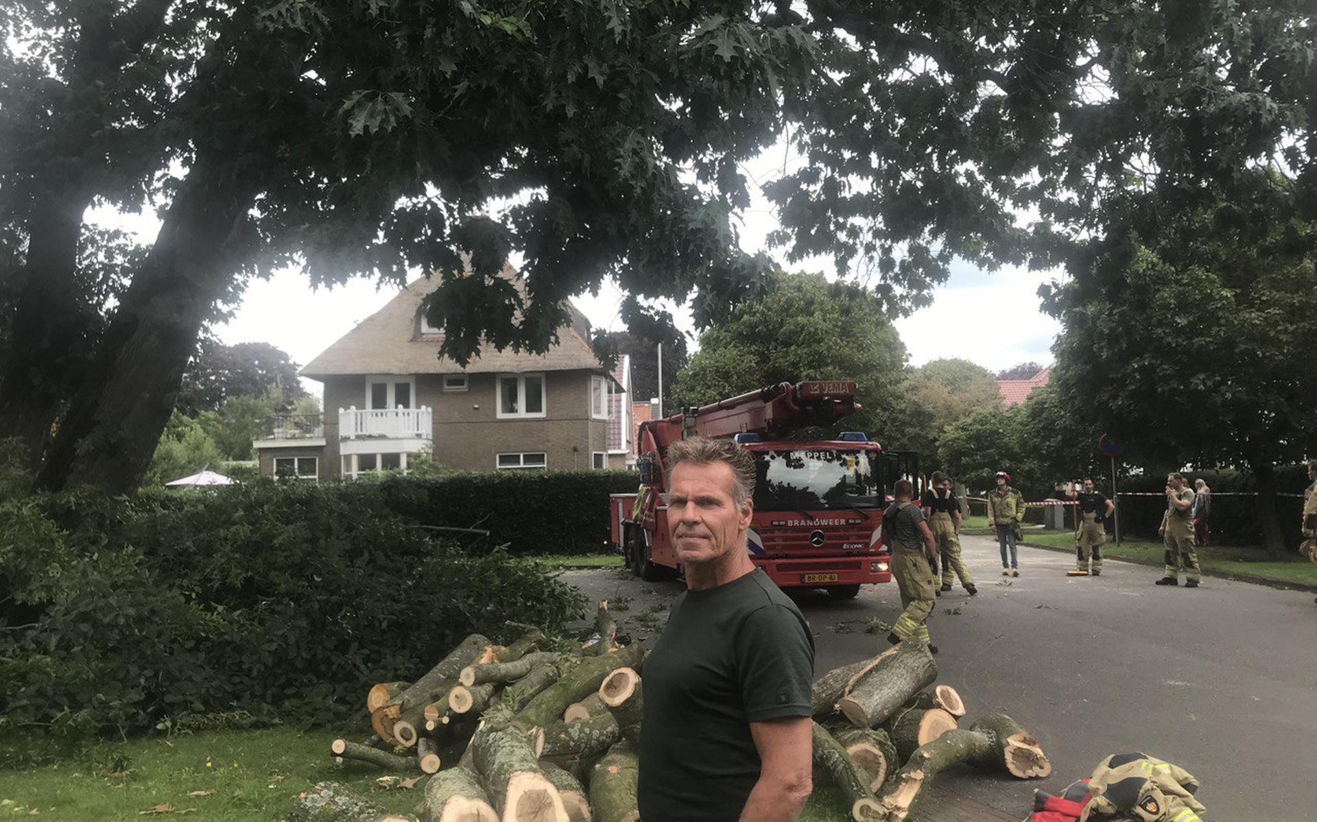 58-Year-Old Couple’s House Damaged by Falling Oak Tree