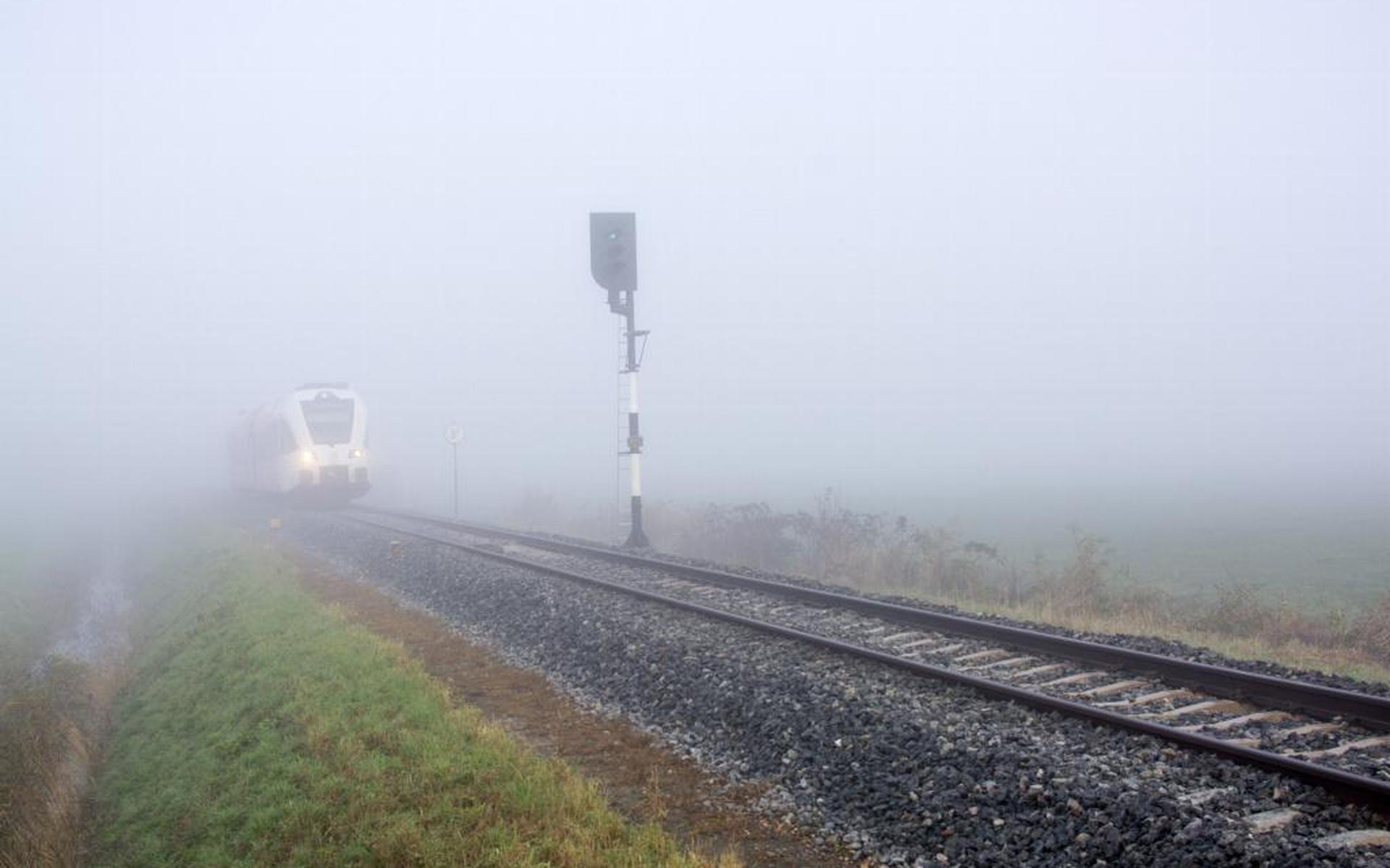 Video: Trein doemt op uit dichte mist