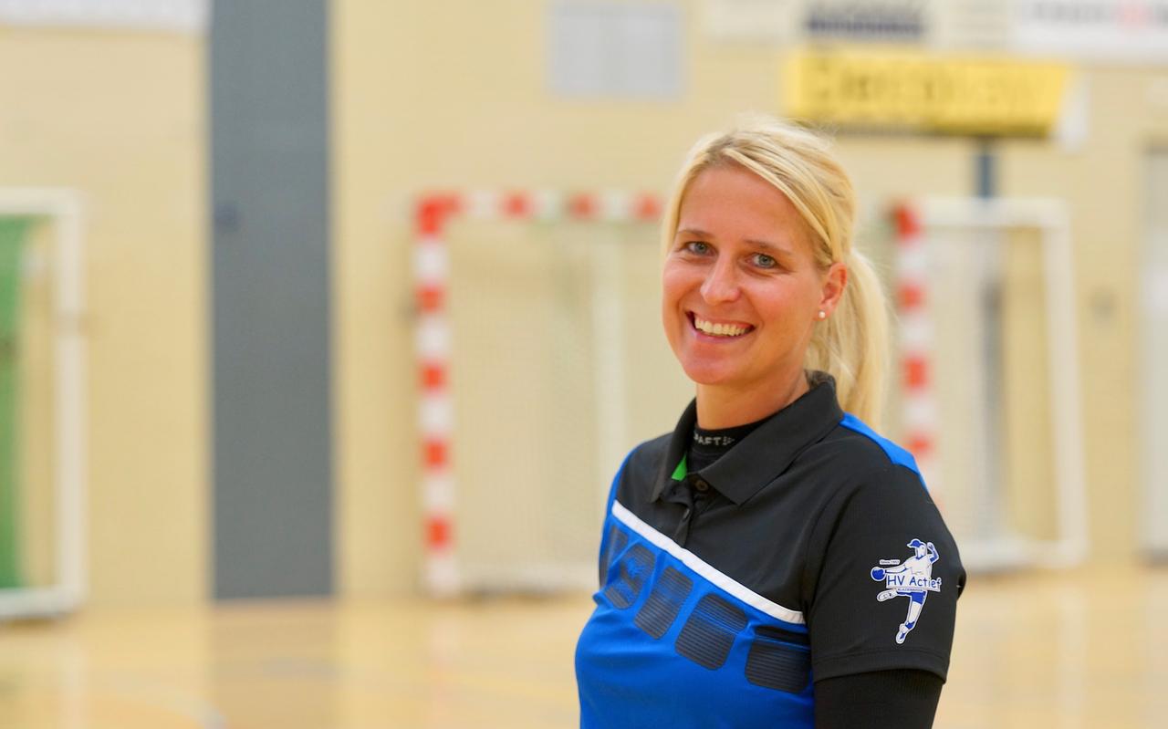 Ex-tophandbalster Sandra Louissen (37) uit Klazienaveen maakt nu furore als succescoach. Ex-tophandbalster Sandra Louissen (37) uit Klazienaveen maakt nu furore als succescoach.