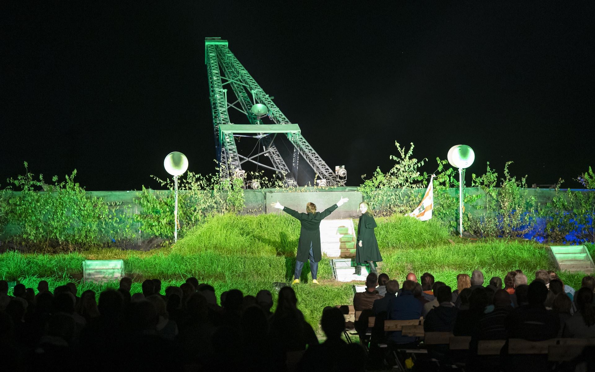 Theatervoorstelling Woeste Gronden beleeft première bij 't Haantje met nagebootste boortoren van rui