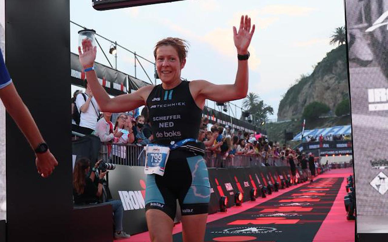 Rachma Scheffer (50) uit Schoonebeek heeft zich gekwalificeerd voor het WK Ironman 2022 op Hawaii, dat is de zwaarste triathlon ter wereld.