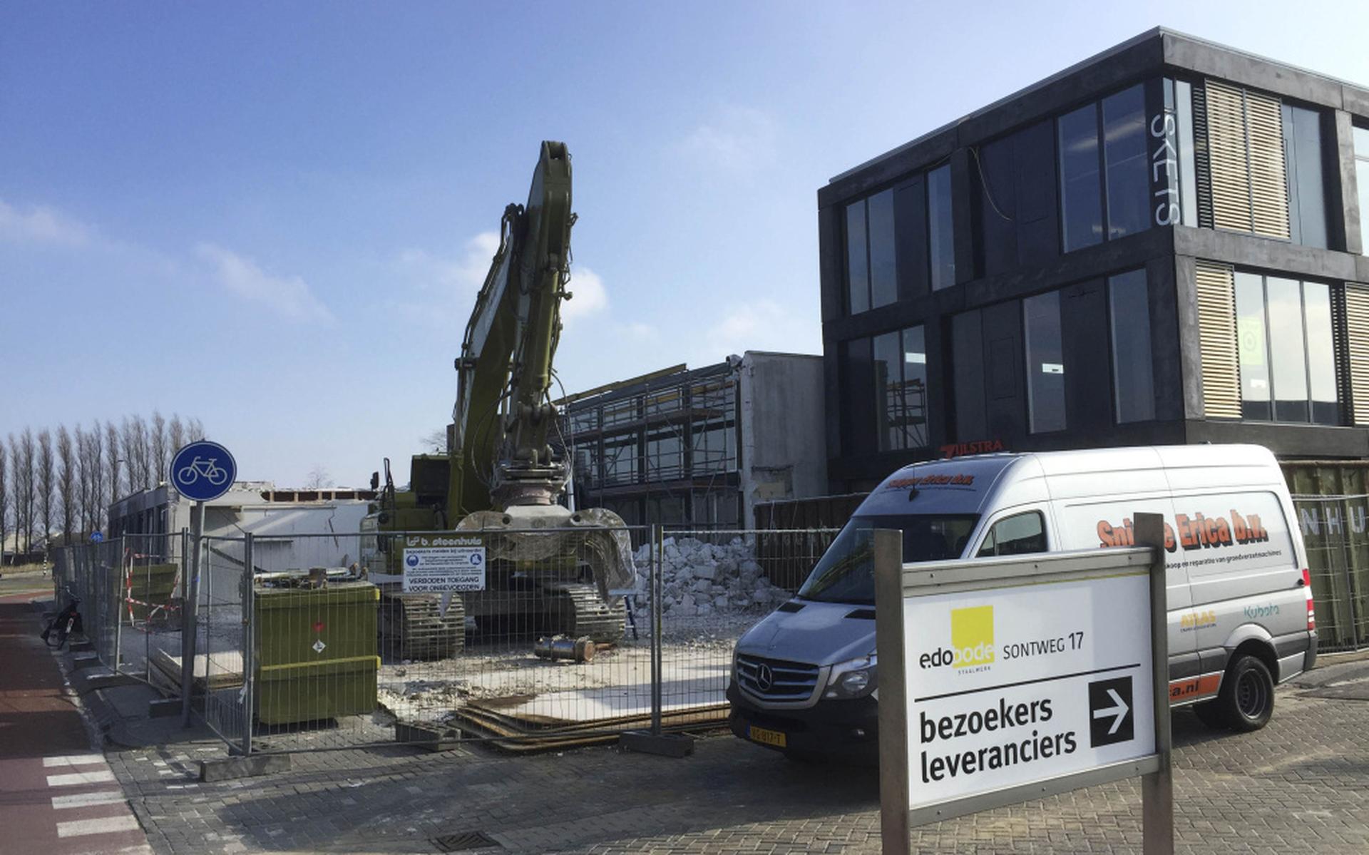 Slopers maken ruimte voor nieuwe Sontweg. FOTO DVHN