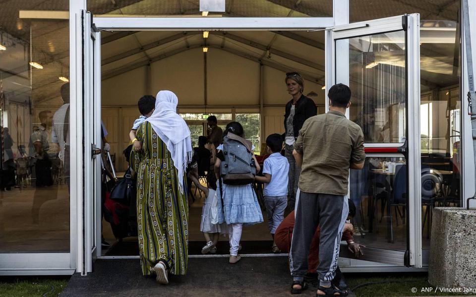 Nog eens 50 Afghaanse vluchtelingen arriveren in de kazerne in Zoutkamp.
