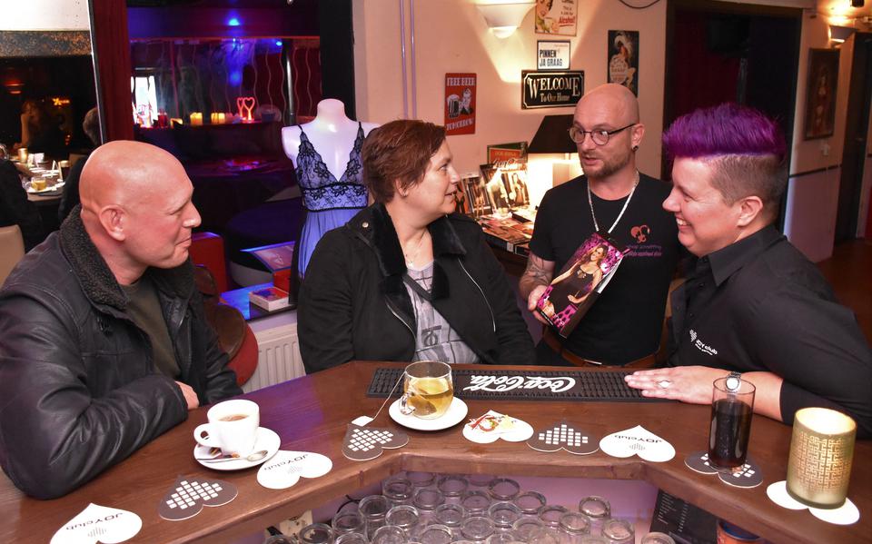 Miranda Apenhorst-Hollweg (r) en Stephan ter Haar (tweede van rechts) van Eroshop Love&Play. Foto: Martin Zaagman