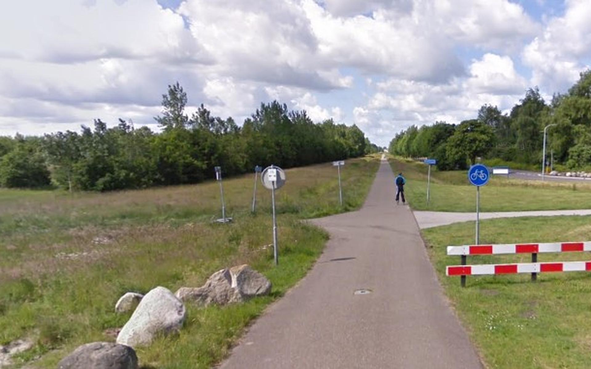 Het fietspad tussen de Kleine en Grote Rietplas in de wijk Rietlanden in Emmen.