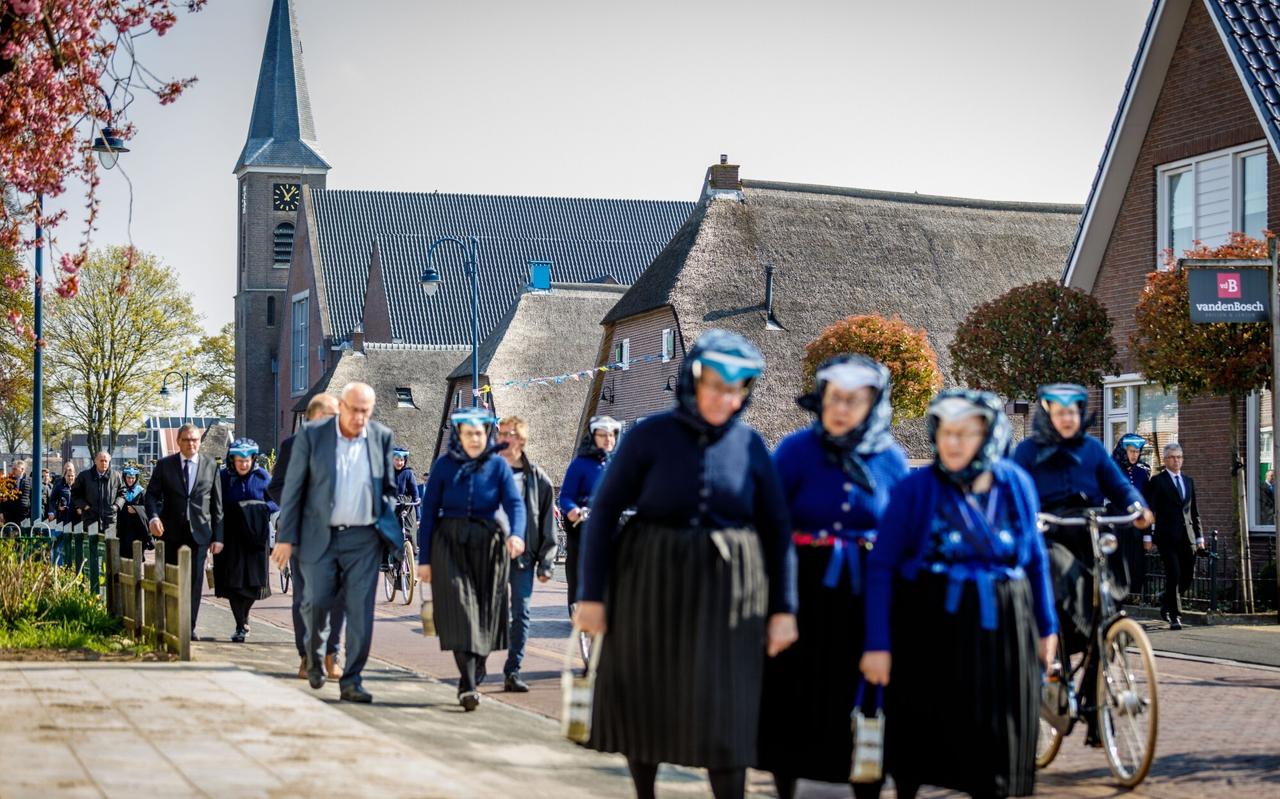 Officieel mag het niet. Foto's maken bij de kerk in Staphorst. Dit is een archieffoto. Officieel mag het niet. Foto's maken bij de kerk in Staphorst. Dit is een archieffoto.