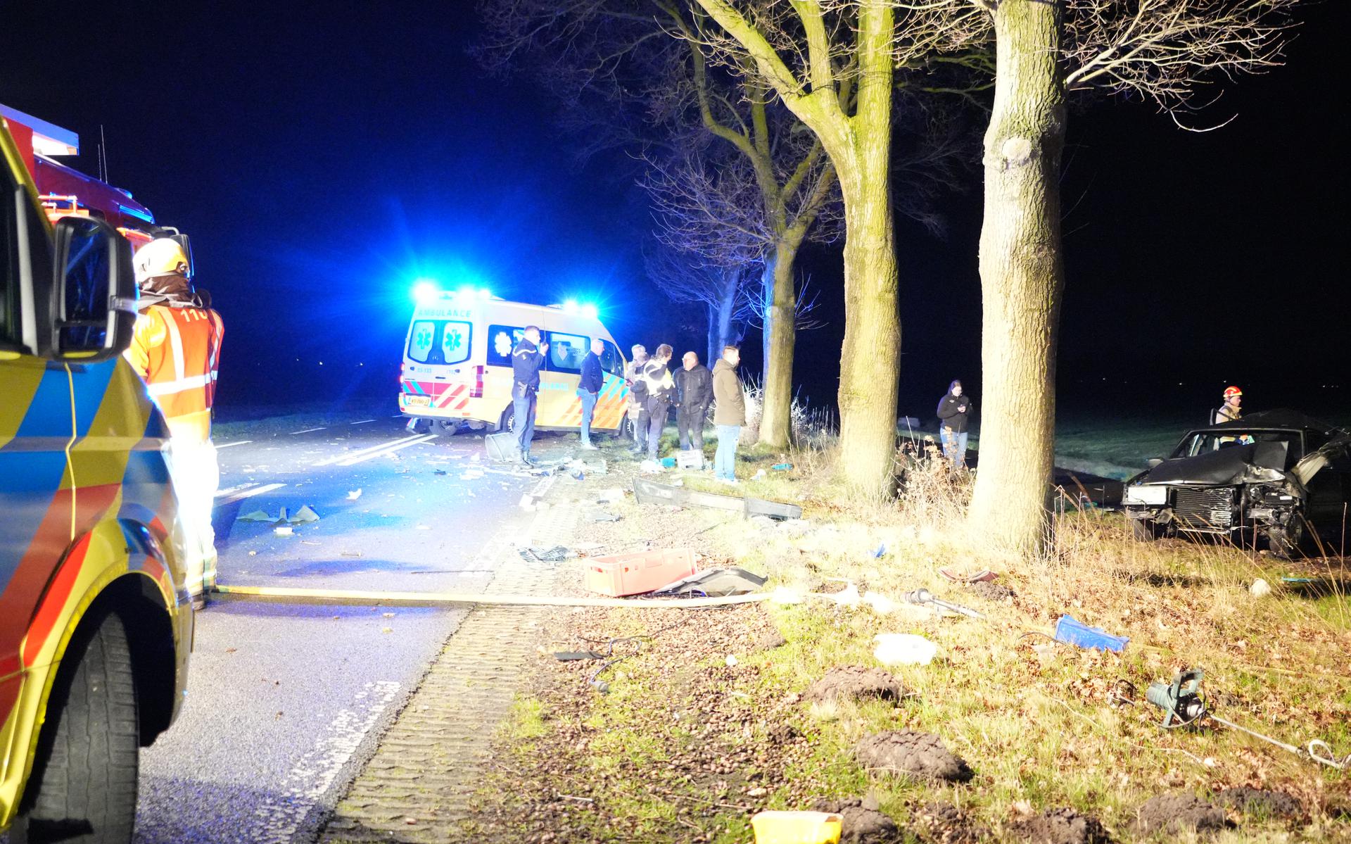 Auto botst frontaal tegen boom op de Dordsedijk tussen Weiteveen en Klazienaveen.