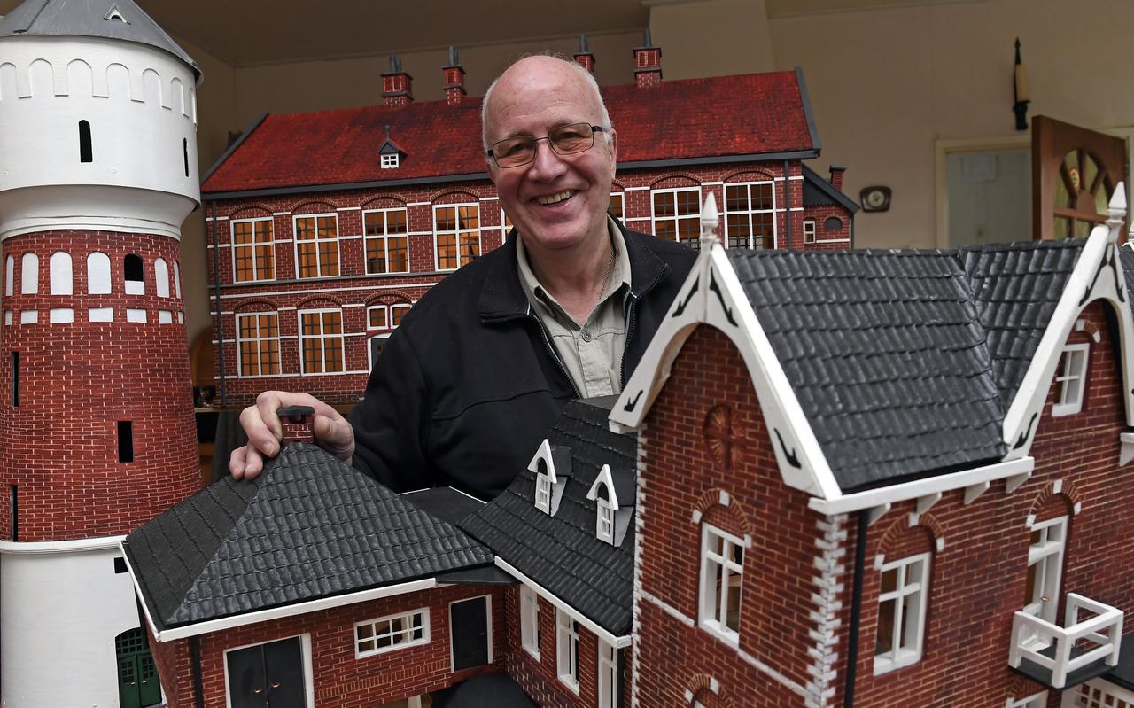 Jan Abbing tussen zijn maquettes in zijn huis in Dalen. Foto: Boudewijn Benting Jan Abbing tussen zijn maquettes in zijn huis in Dalen. Foto: Boudewijn Benting