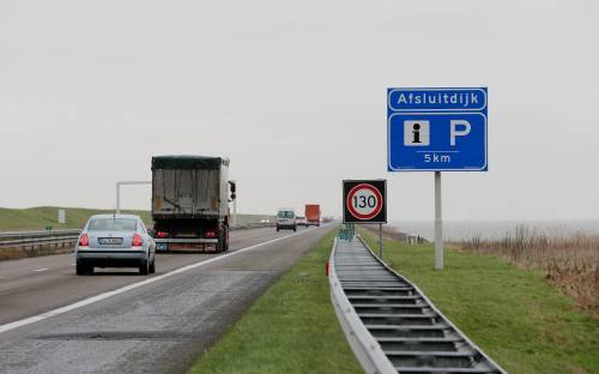 Afsluitdijk deels dicht door storm - Dagblad van het Noorden