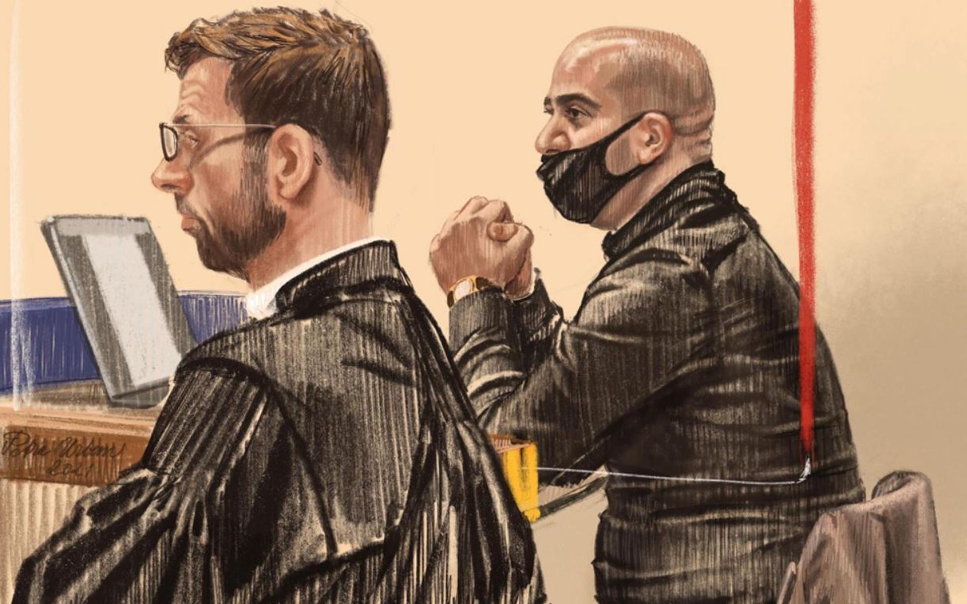 Khalid A. met zijn advocaat in de rechtbank.