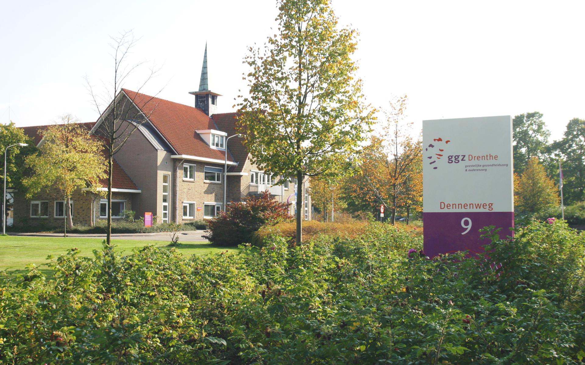 Het hoofdgebouw van de GGZ Drenthe aan de Dennenweg in Assen.