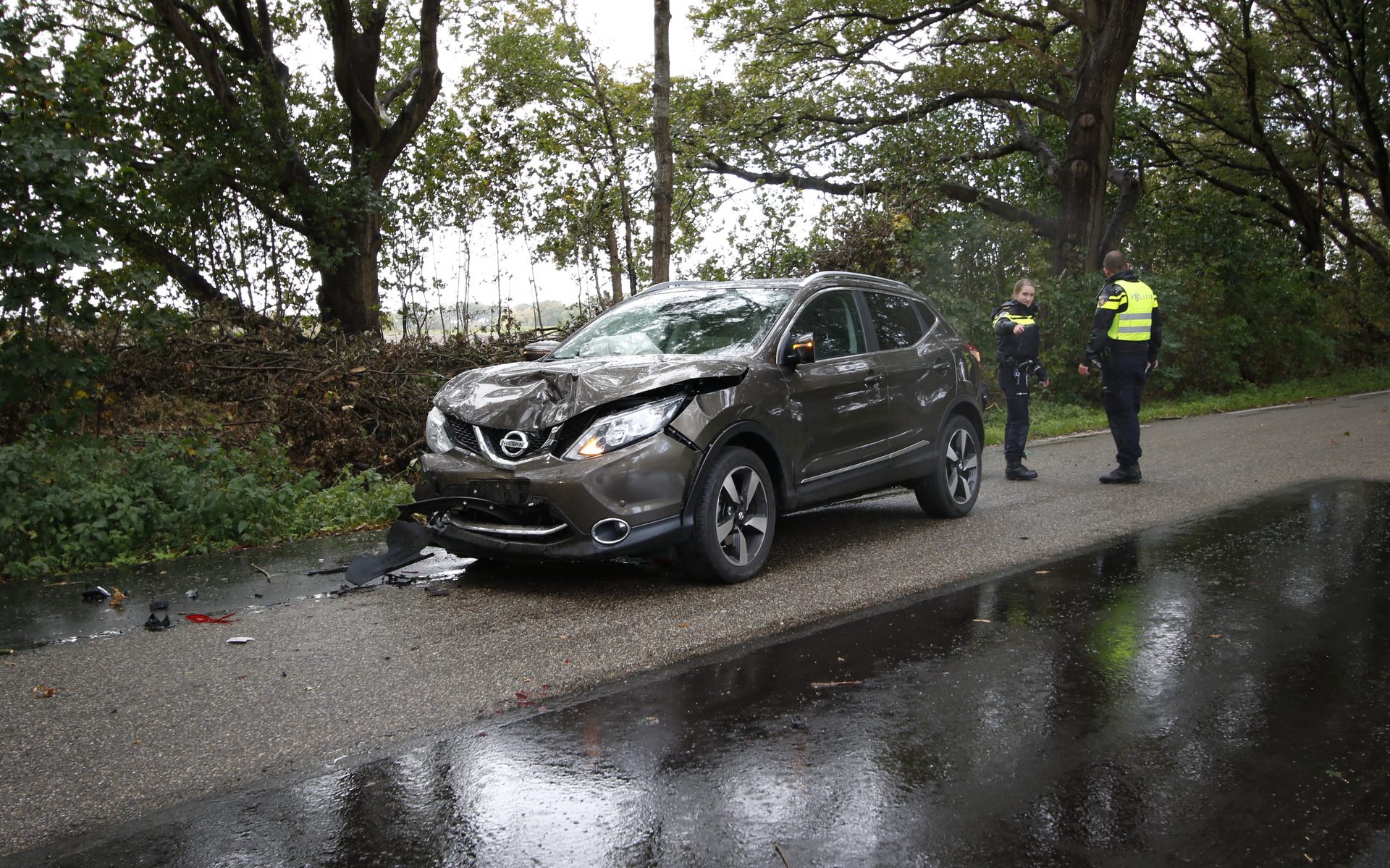 Twee auto's raken total loss bij kop-staartbotsing tussen Weerdinge en Valthe