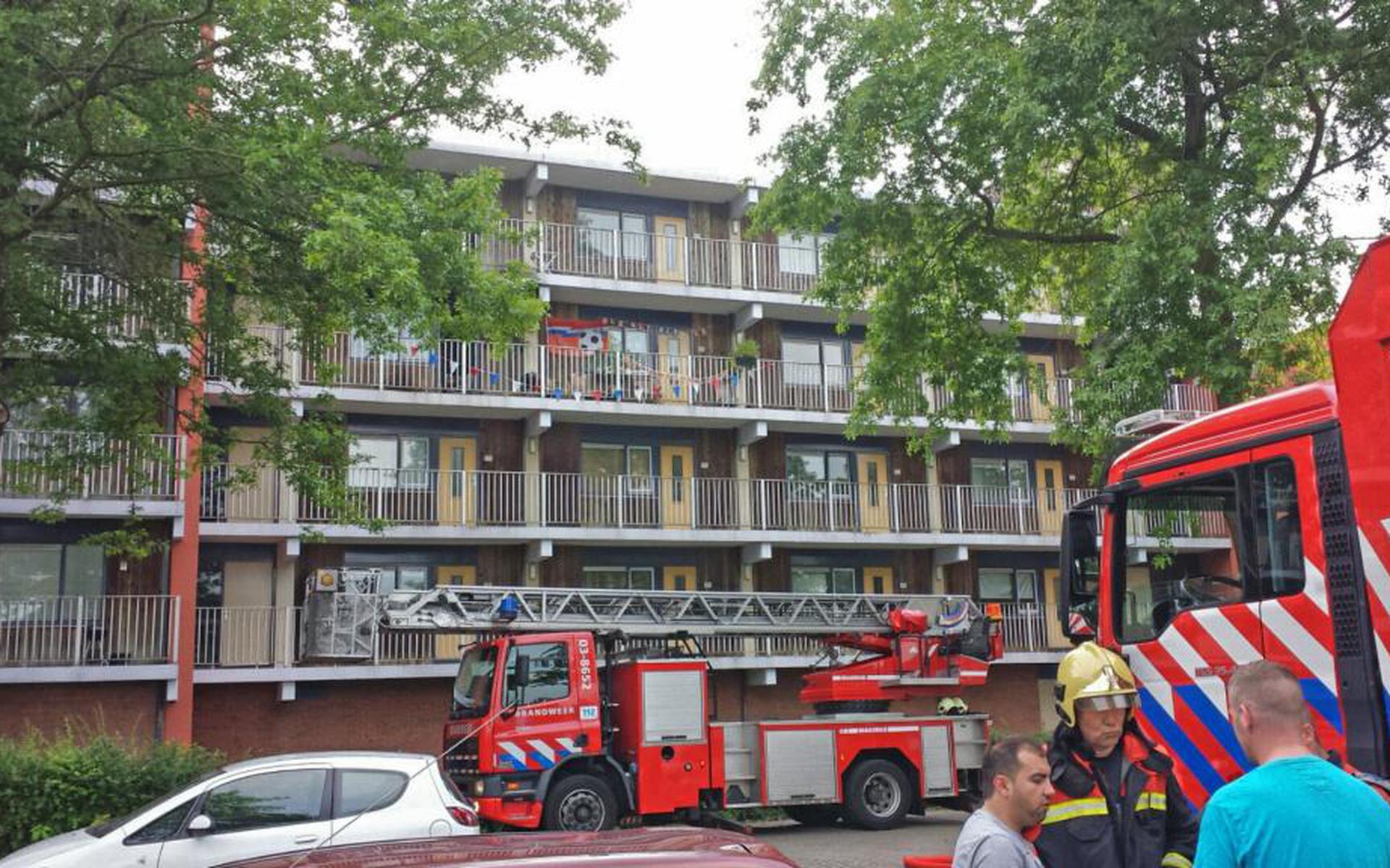 Tv Vat Vlam: Brandweer Ontruimt Flatwoningen In Emmen - Dagblad Van Het ...