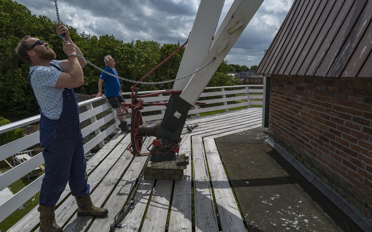 Molenaarsleerling Henk de Boer zet de wieken in de wind onder toeziend oog van molenaar Jan Frankes. Molenaarsleerling Henk de Boer zet de wieken in de wind onder toeziend oog van molenaar Jan Frankes.