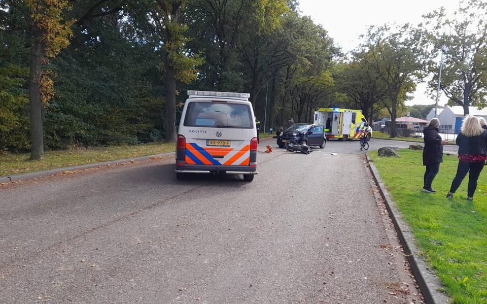Motorrijder raakt ernstig gewond bij botsing met auto in Ter Apel.
