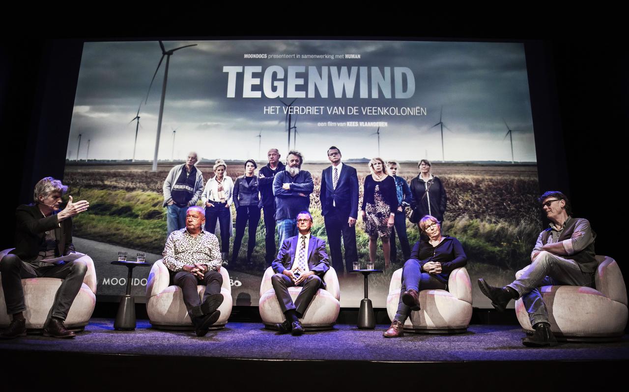 Na afloop van de voorvertoning van de documentaire Tegenwind, het verdriet van de Veenkolonien spreken de makers en drie hoofdrolspelers uit de film met elkaar: Willem de Haan, Siep van der Velde, Jan Nieboer, Lies Zondag en regisseur Kees Vlaanderen (vlnr) Na afloop van de voorvertoning van de documentaire Tegenwind, het verdriet van de Veenkolonien spreken de makers en drie hoofdrolspelers uit de film met elkaar: Willem de Haan, Siep van der Velde, Jan Nieboer, Lies Zondag en regisseur Kees Vlaanderen (vlnr)