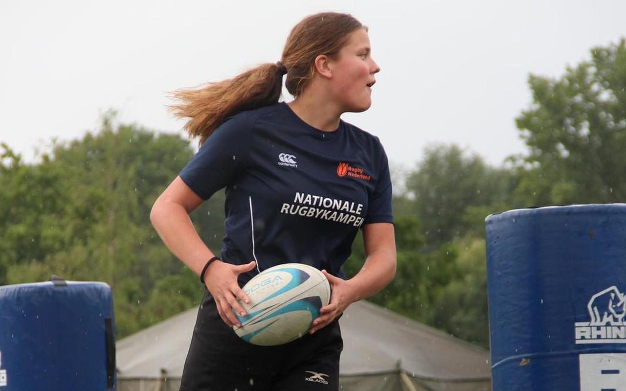 Voor rugbyspeelster Donna Hauptmeijer (17) uit Emmen ligt er een mooie toekomst in het verschiet. Voor rugbyspeelster Donna Hauptmeijer (17) uit Emmen ligt er een mooie toekomst in het verschiet.