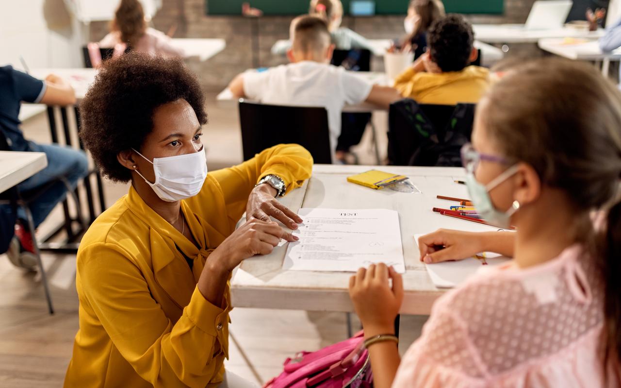De scholen gaan maandag weer open. De scholen gaan maandag weer open.