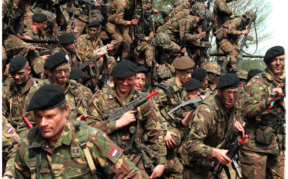De laatste dienstplichtige militairen tijdens de laatste oefening in 1996.