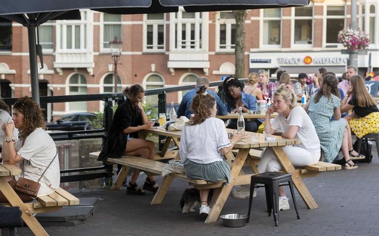 ongeren op een Amsterdams terras. ongeren op een Amsterdams terras.