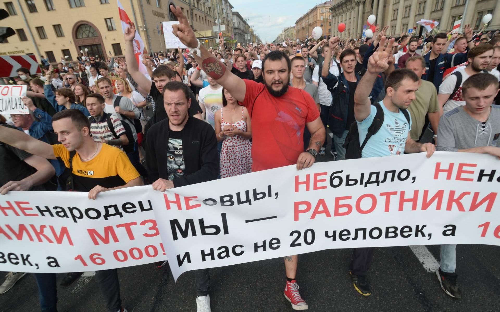 Duizenden mensen bij vreedzame protesten in Wit-Rusland