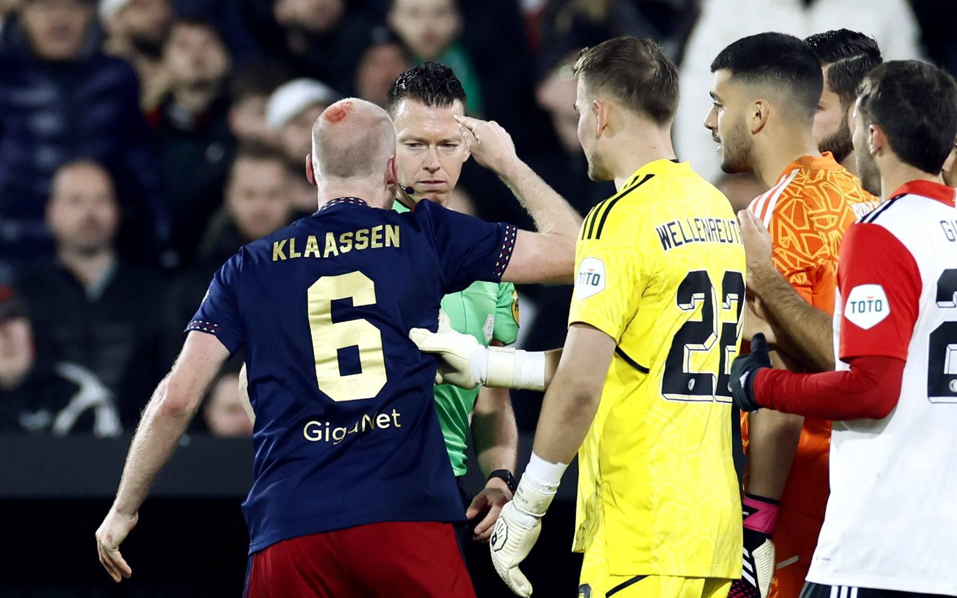 Tijdens het bekerduel Feyenoord-Ajax werd Ajacied Davy Klaassen geraakt door een uit het publiek gegooid voorwerp.