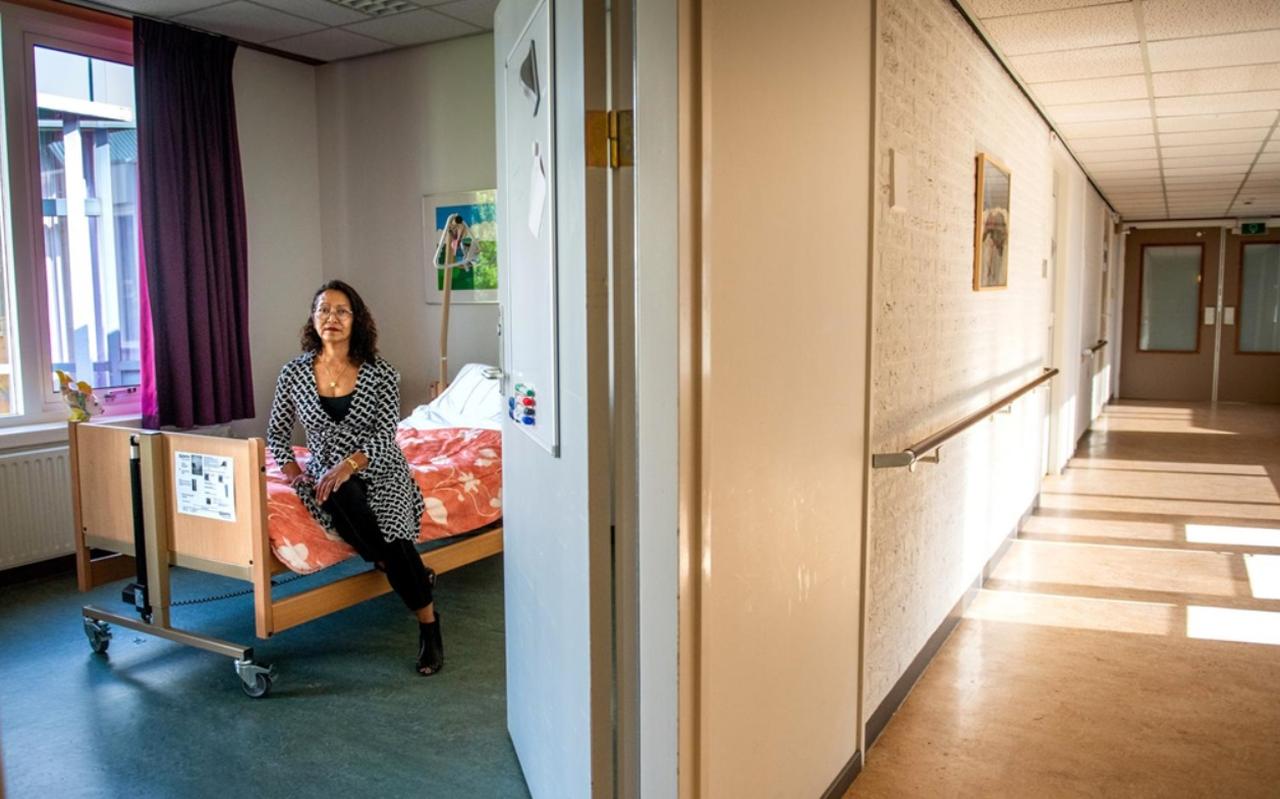 Clusterhoofd Ellen van Ligten toont een kamer die voor quarantaine gebruikt wordne kan. Clusterhoofd Ellen van Ligten toont een kamer die voor quarantaine gebruikt wordne kan.