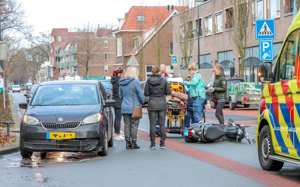 Vrouw raakt gewond bij botsing tussen auto en scooter in Emmen. Wilhelminastraat tijdelijk afgesloten.