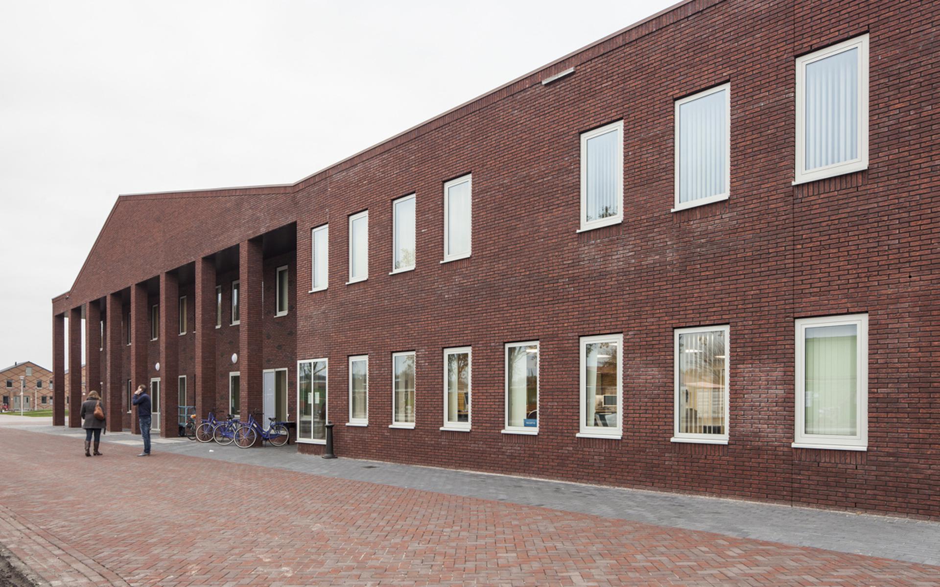 De entree van het kantoorgebouw aan de noordzijde van de nieuwbouw in het asieldorp in Ter Apel. Foto: Archief Harry Cock
