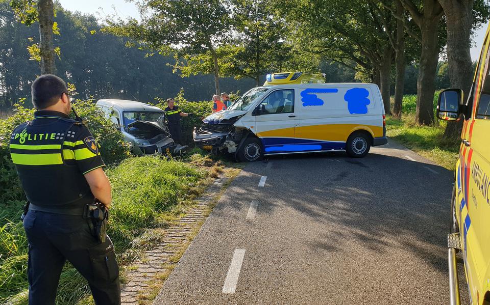 Frontale botsing tussen twee autos bij Kerkenveld: één gewonde.