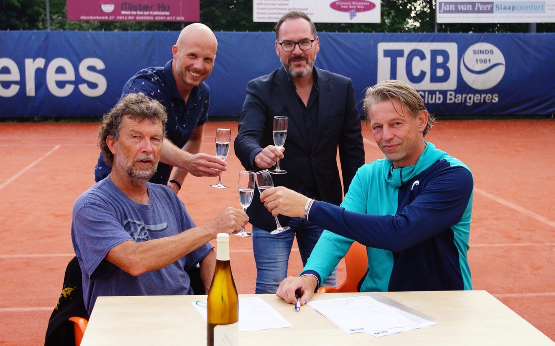 Grootste tennisclub van Drenthe laat champagneflessen knallen. Tennisclub Bargeres uit Emmen bestaat