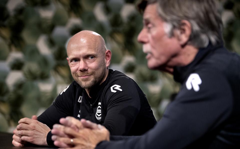Dennis van der Ree (links) tijdens de perspresentatie van Hans Westerhof als zijn mentor bij FC Groningen.