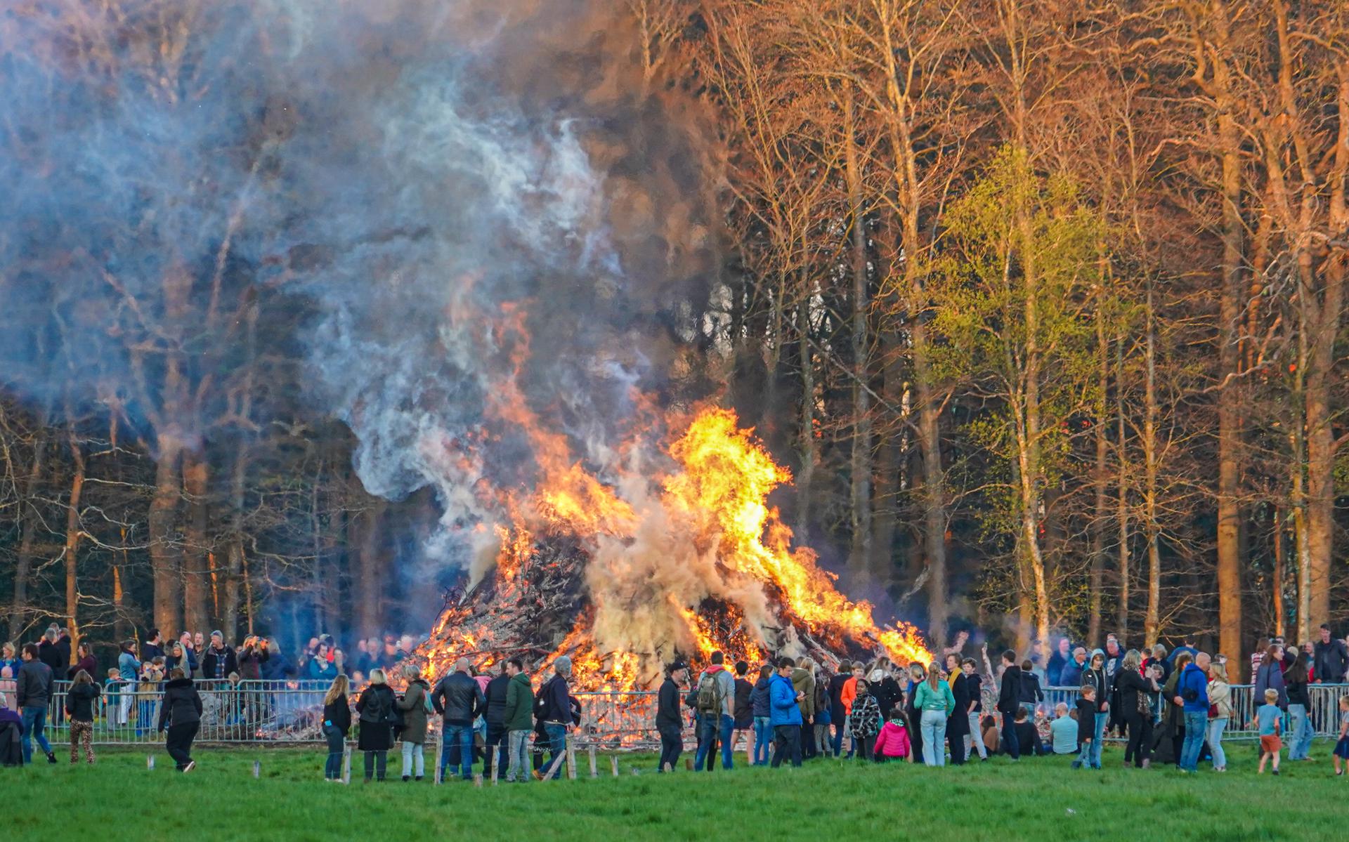 De brandende paasbult in Eelde.