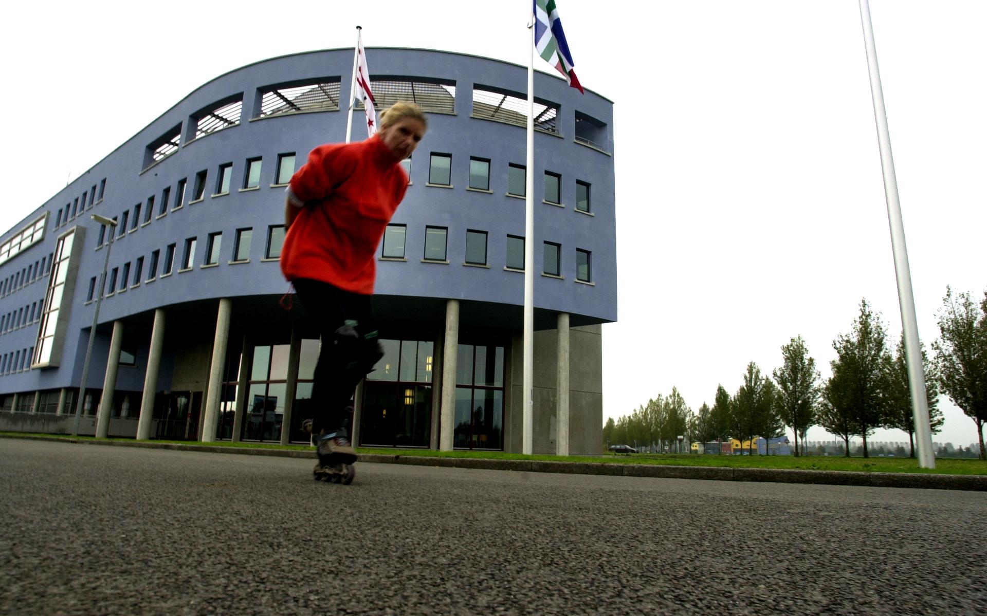 Een vrouw op skates voor het kantoor van waterschap Noorderzijlvest. Foto: Archief DvhN