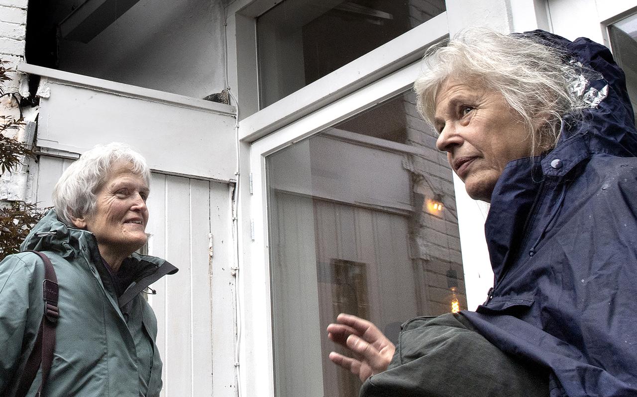 Groningen. Bezoekers luisteren naar het geluid van de warmtepomp van het huis van Bob Bogers tijdens de Duurzame Huizendag. Groningen. Bezoekers luisteren naar het geluid van de warmtepomp van het huis van Bob Bogers tijdens de Duurzame Huizendag.