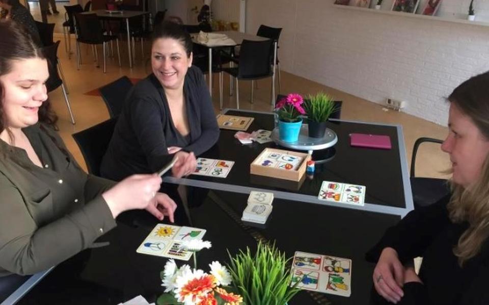 Desirée, Sabrina en Miranda (vlnr) worden ook aan een spelletje gezet. Foto DvhN