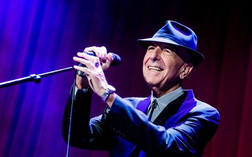 Leonard Cohen galmt door de Nicolaaskerk in Dwingeloo