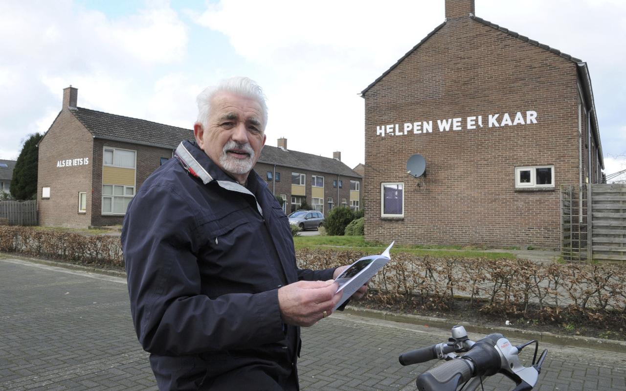 Tinus Boerhof, al 48 jaar wijkbewoner, bij een van de panden met een spreuk. Foto Henk Benting Tinus Boerhof, al 48 jaar wijkbewoner, bij een van de panden met een spreuk. Foto Henk Benting