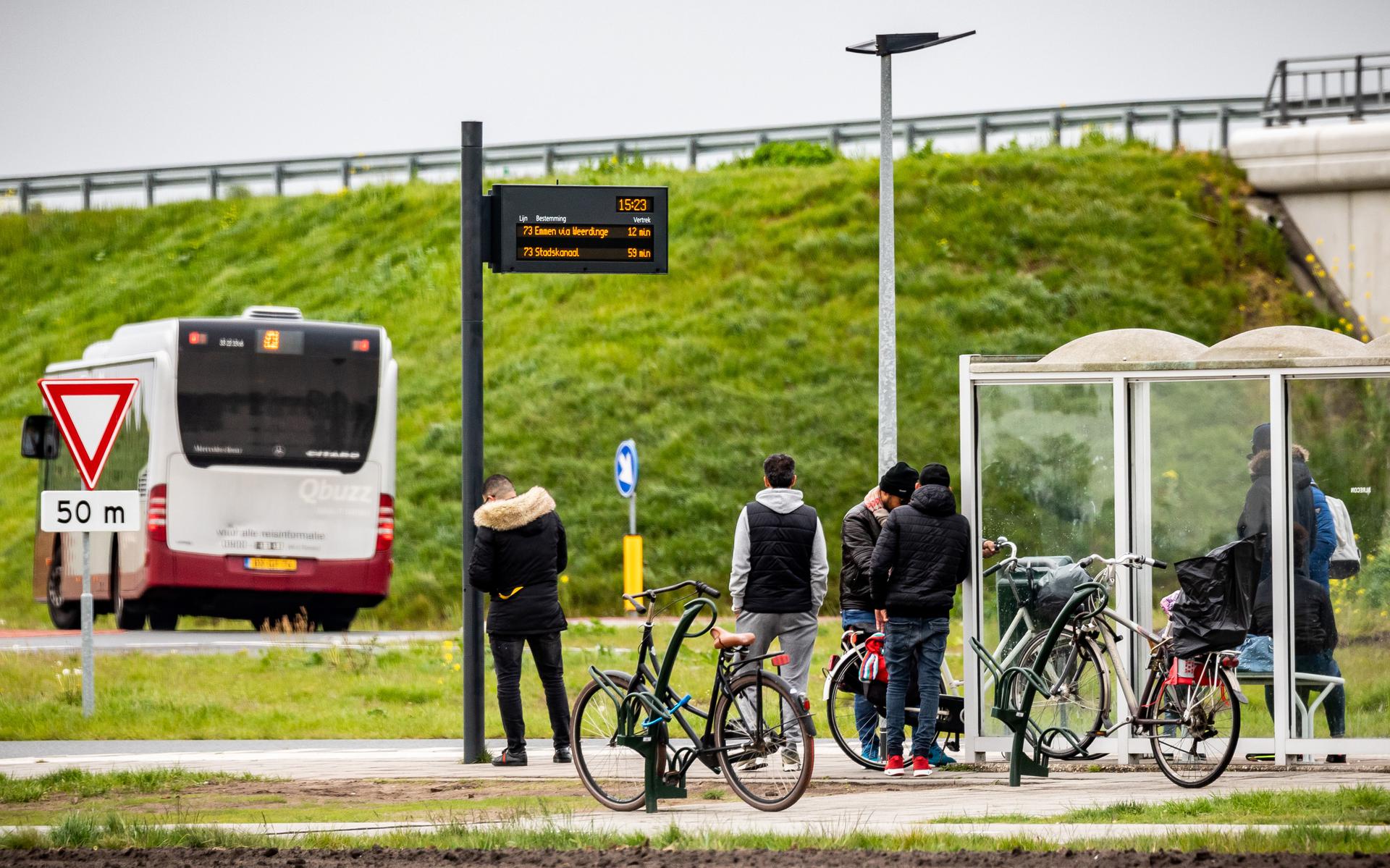 Lijn 73 verlaat de bushalte in de buurt van het AZC in Ter Apel. foto: Huisman Media