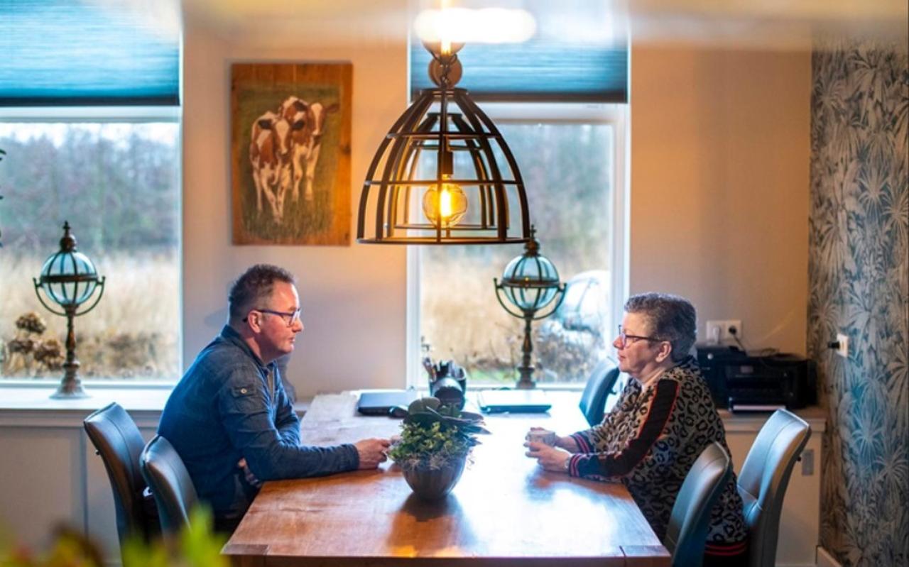 Plannen voor een azc op hun recreatiepark in Echten brachten Johan en Gerda Koops in roerig vaarwater. Ze maken een paar dorpen verderop een nieuwe start. Foto: Marcel Jurrian de Jong Plannen voor een azc op hun recreatiepark in Echten brachten Johan en Gerda Koops in roerig vaarwater. Ze maken een paar dorpen verderop een nieuwe start. Foto: Marcel Jurrian de Jong