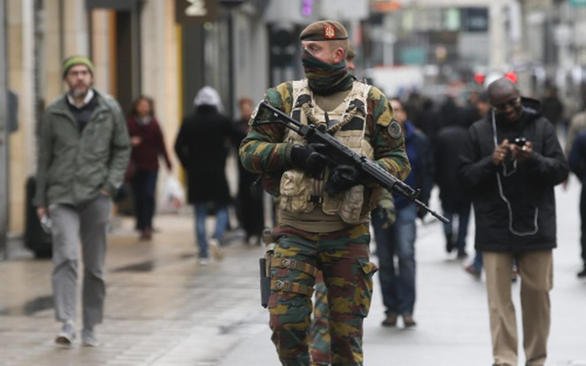 Langer militairen in Belgische straten